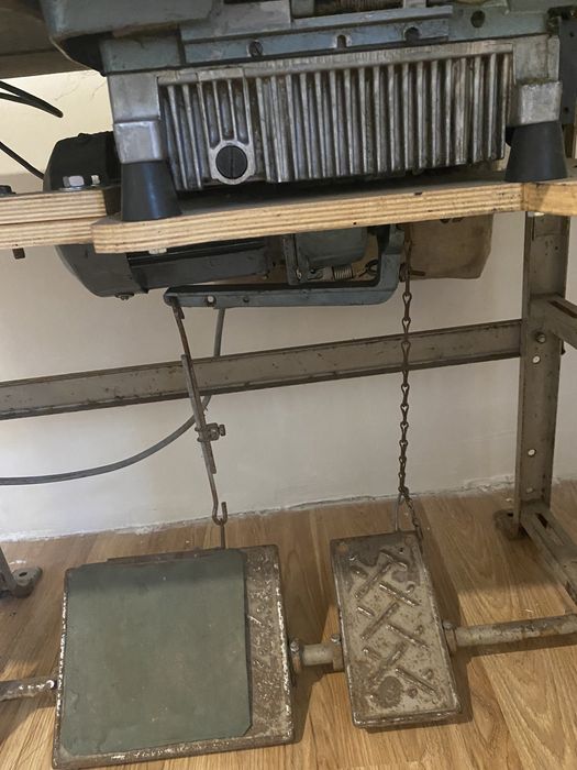 Промисловий оверлок Juki MO816 class df4 зі столом.