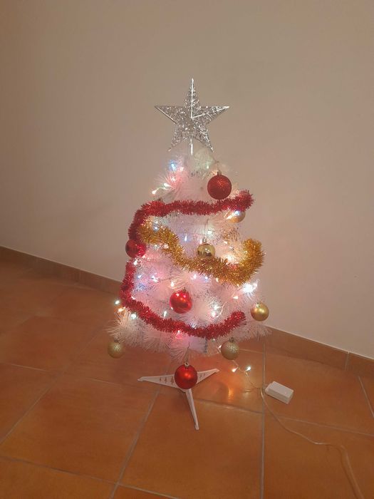 Árvore de Natal branca com enfeites