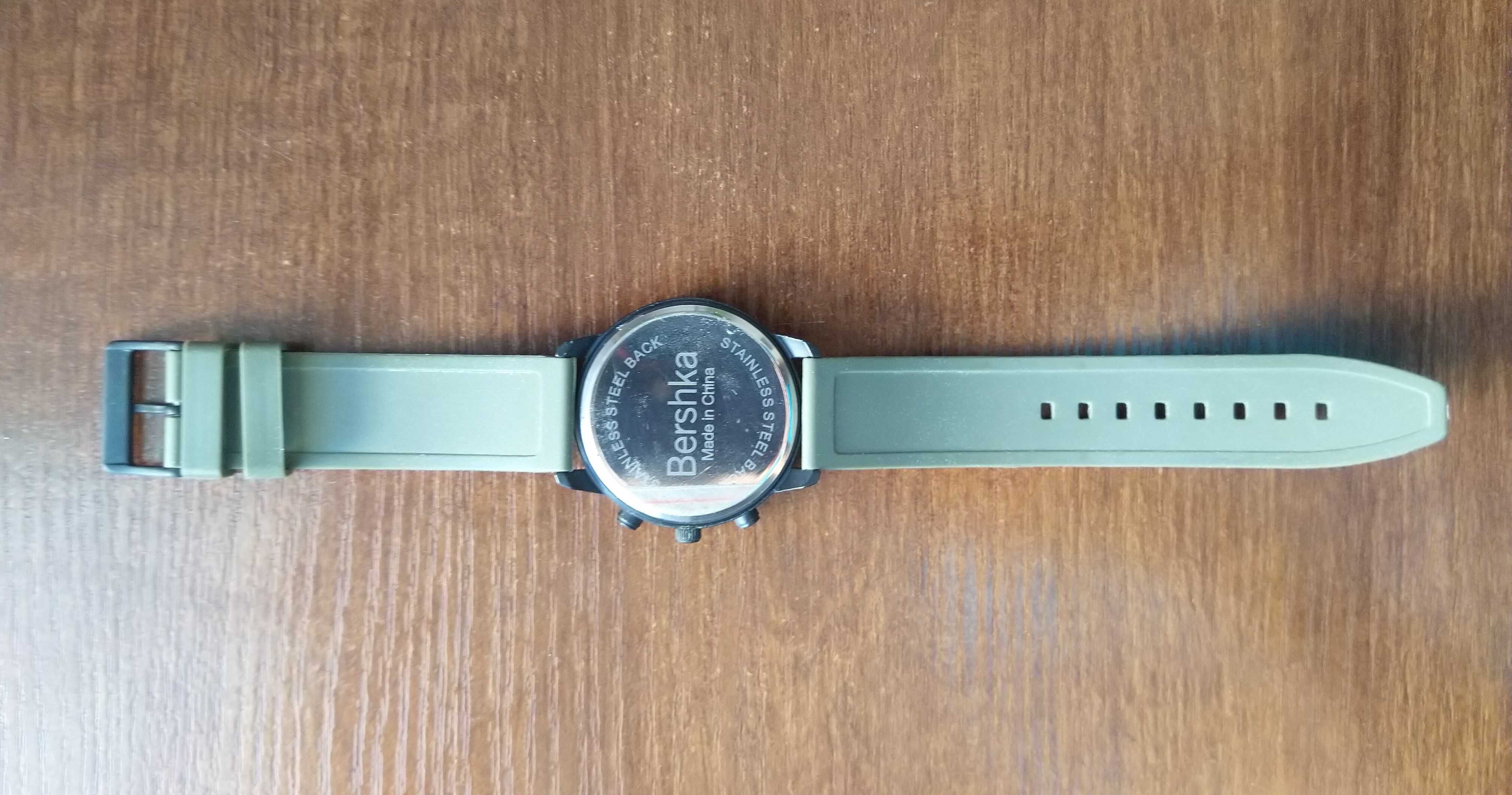 Zegarek męski Bershka z silikonowym paskiem w kolorze ciemnozielonym