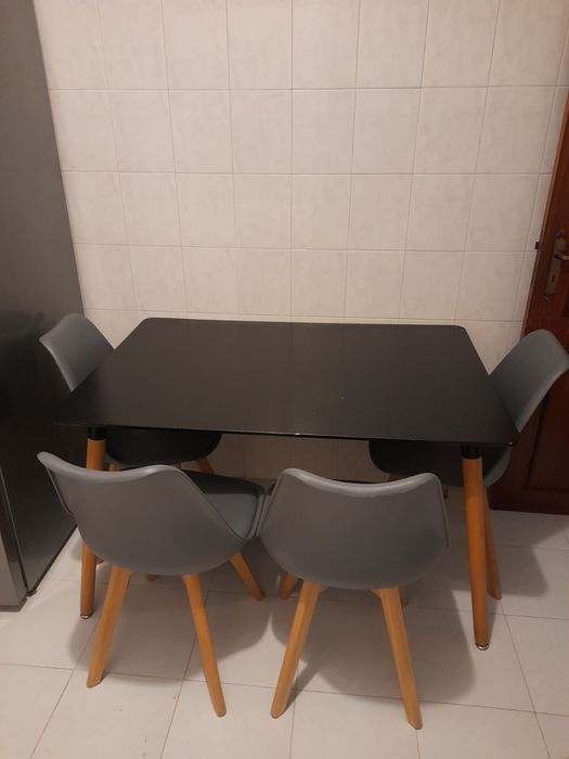 Mesa com 4 cadeiras