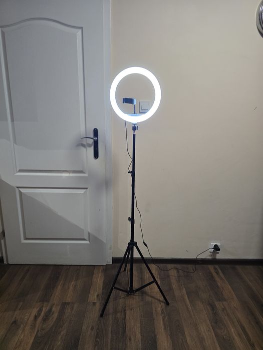 Lampa studyjna okrągła ze statywem