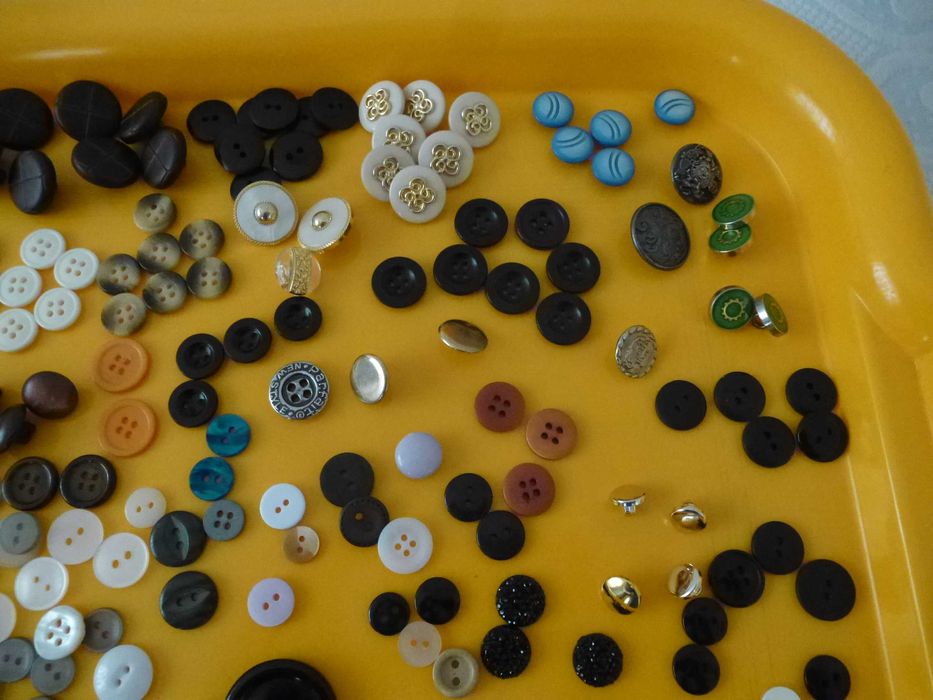 2 Lotes de botões , antigos e recentes