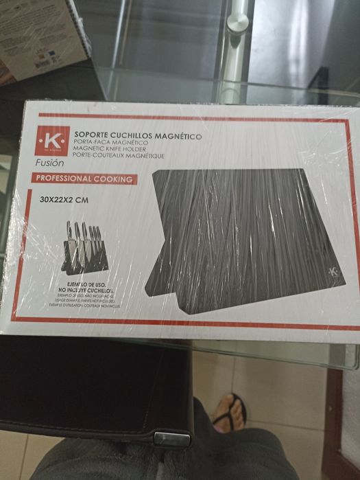 Soporte magnético para facas e outros