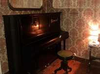 Pianola Karl Ronisch de 1870 + rolos de piano+ banco