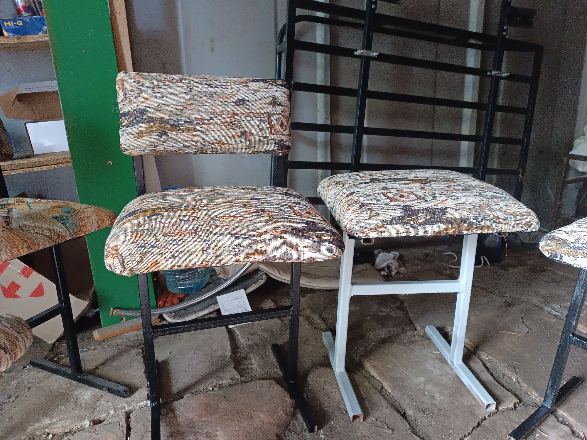 Продам офисные стулья, табуретки