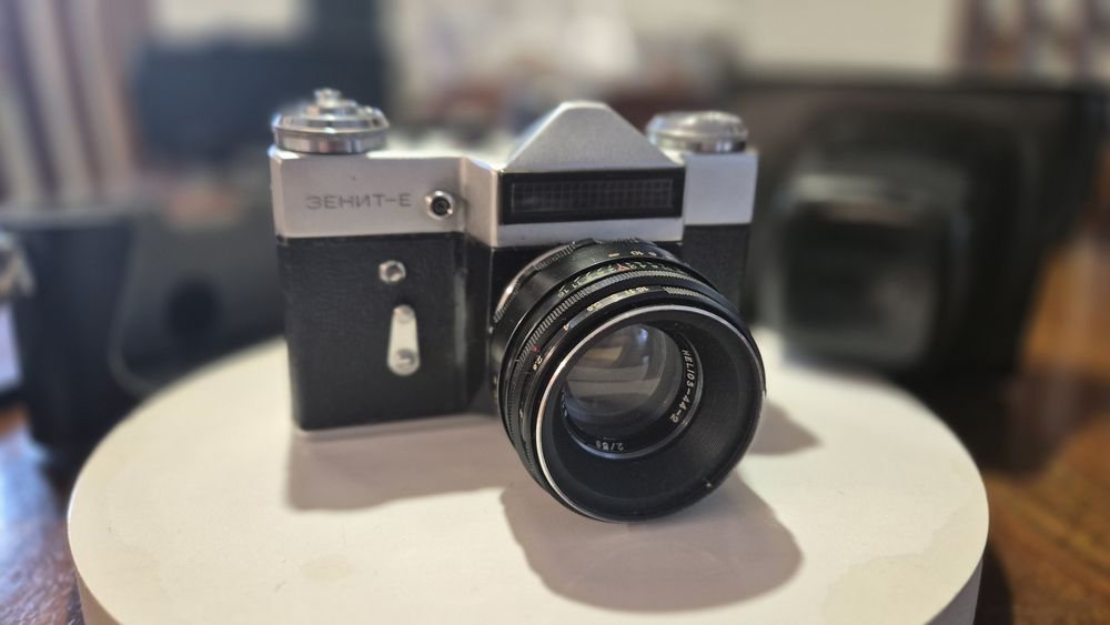 Zenit E wraz z obiektywem Helios 44-2 plus etui