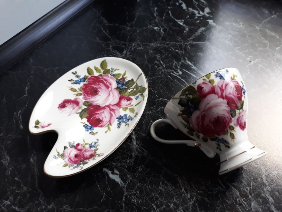 Stara angielska filiżanka w róże.