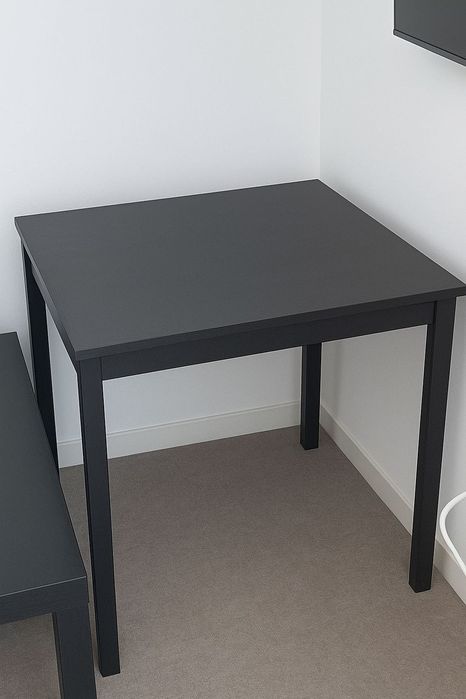 Mesa preta + duas cadeiras pretas