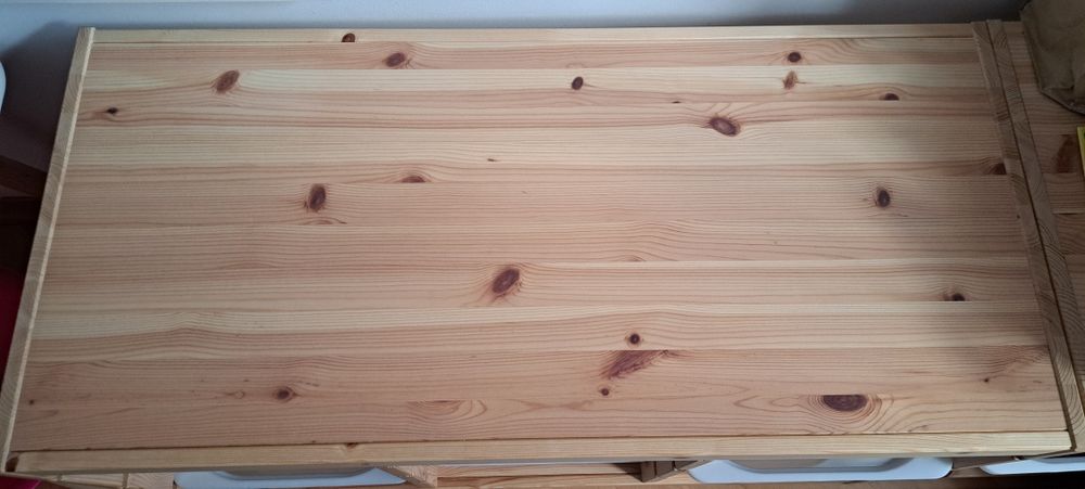 Regał trofast z pojemnikami