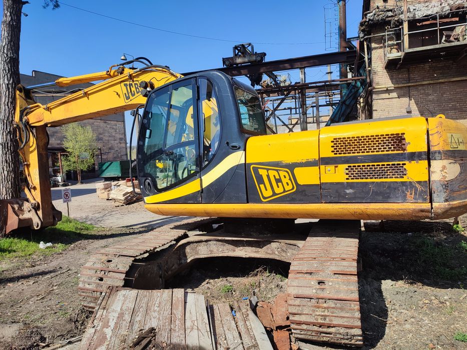 JCB JS 220 LC гусеничный