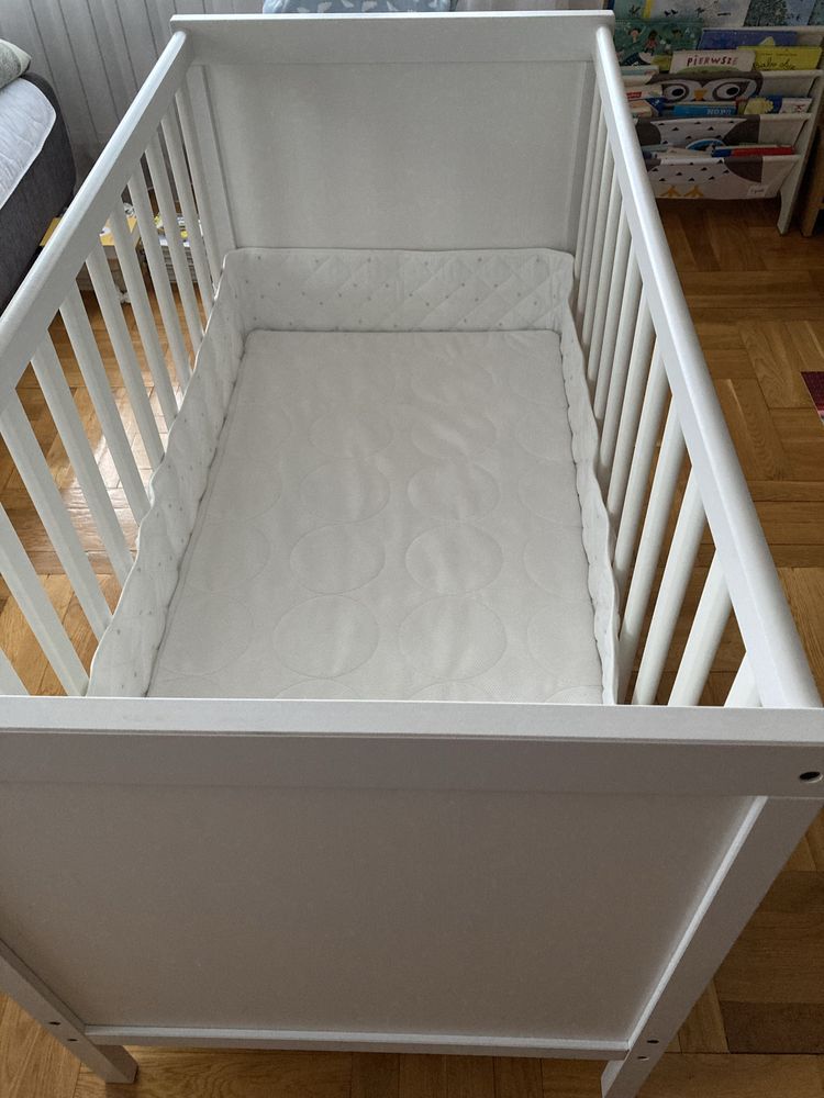Łóżeczko dla niemowląt Ikea Sundvik z materacem