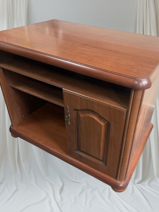 Szafka RTV BRW – klasyczny styl, rzeźbione fronty, orzech