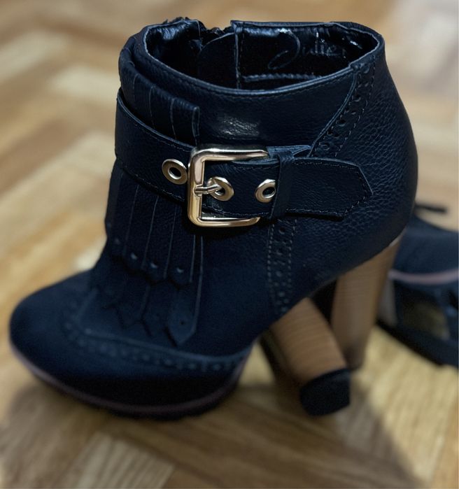 Buty czarne na słupku