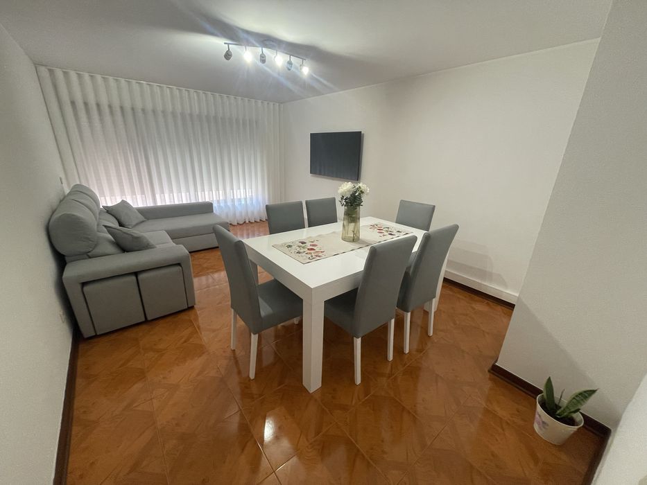 Mesa de sala de jantar mais 6 cadeiras