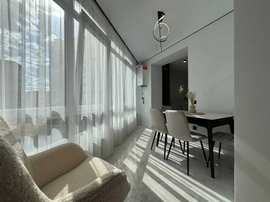 Укомплектована однокімнатна біля озера