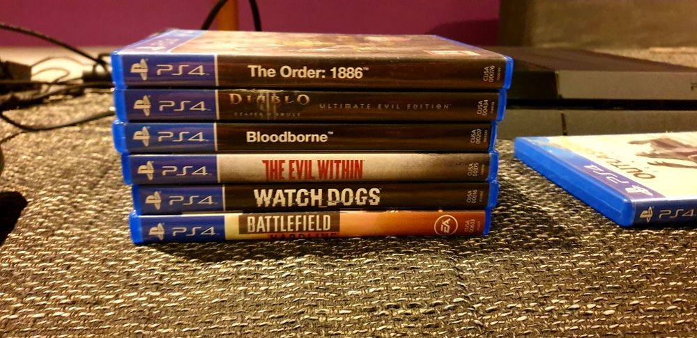 Ps 4 500 GB, plus vr i gry. Bogaty zestaw. Widoczny na zdjęciach.