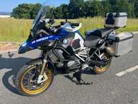 BMW R1250 GS Adventure w wersji HP ze złotymi dodatkami