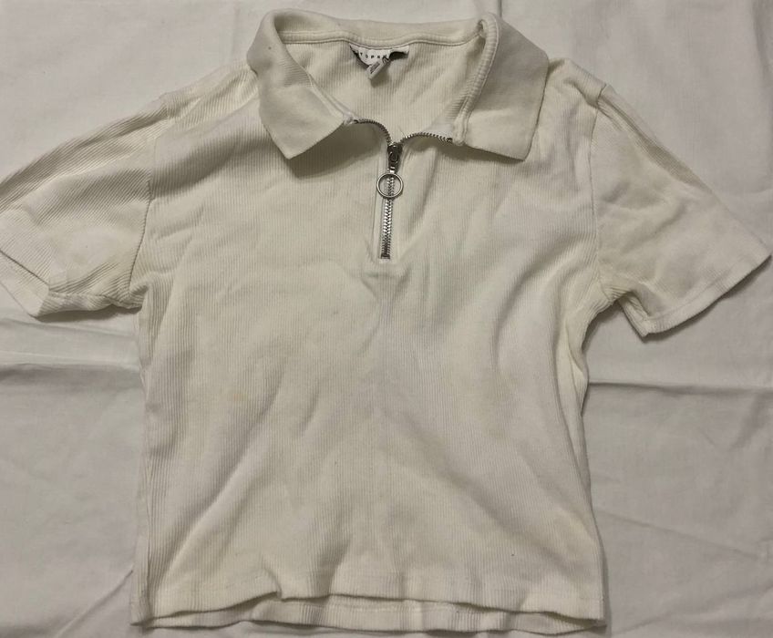 білий топ-футболка