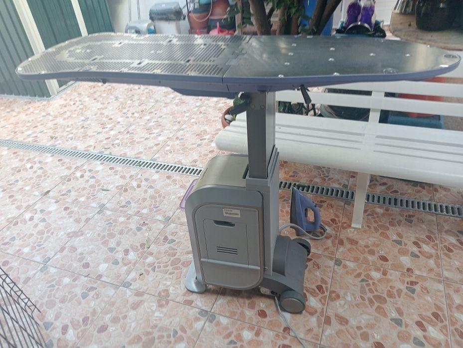 Tábua de passar a ferro elétrica PHILIPS.