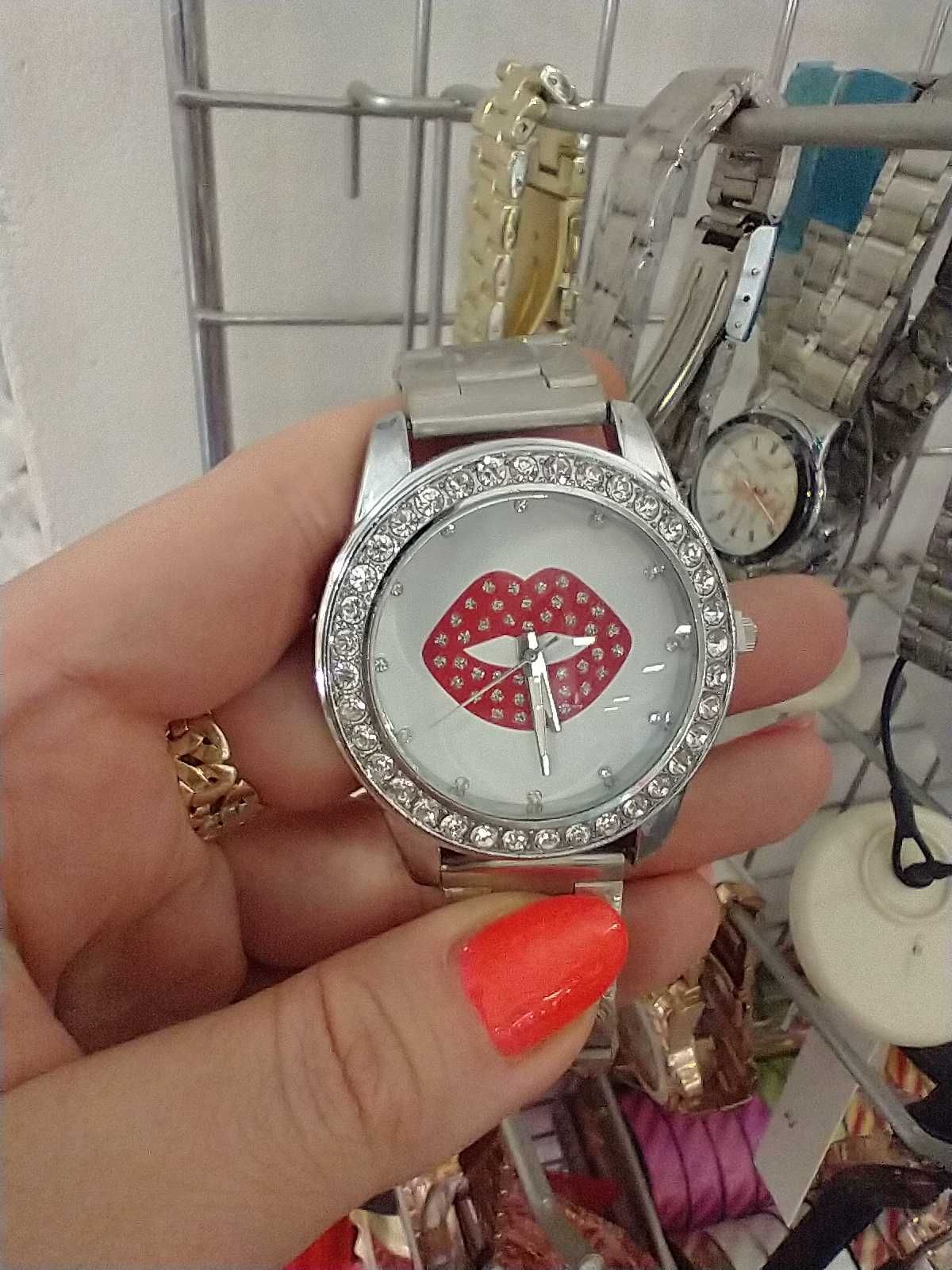 Nowy zegarek damski z cyrkoniami usta srebrny na prezent