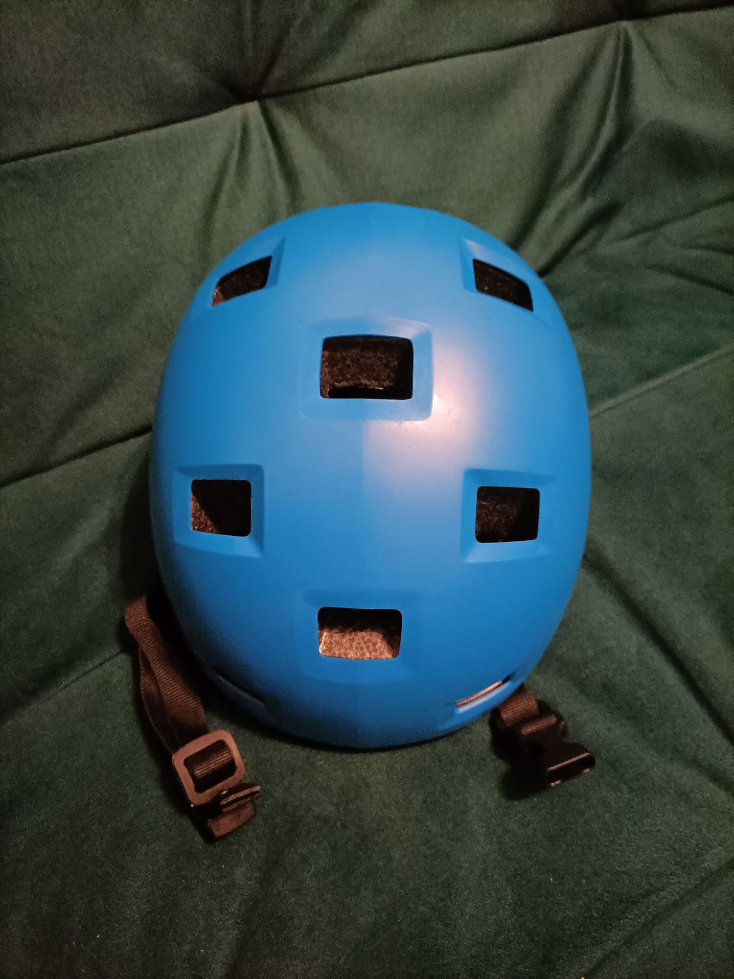 Niebieski kask Oxelo bezwypadkowy
