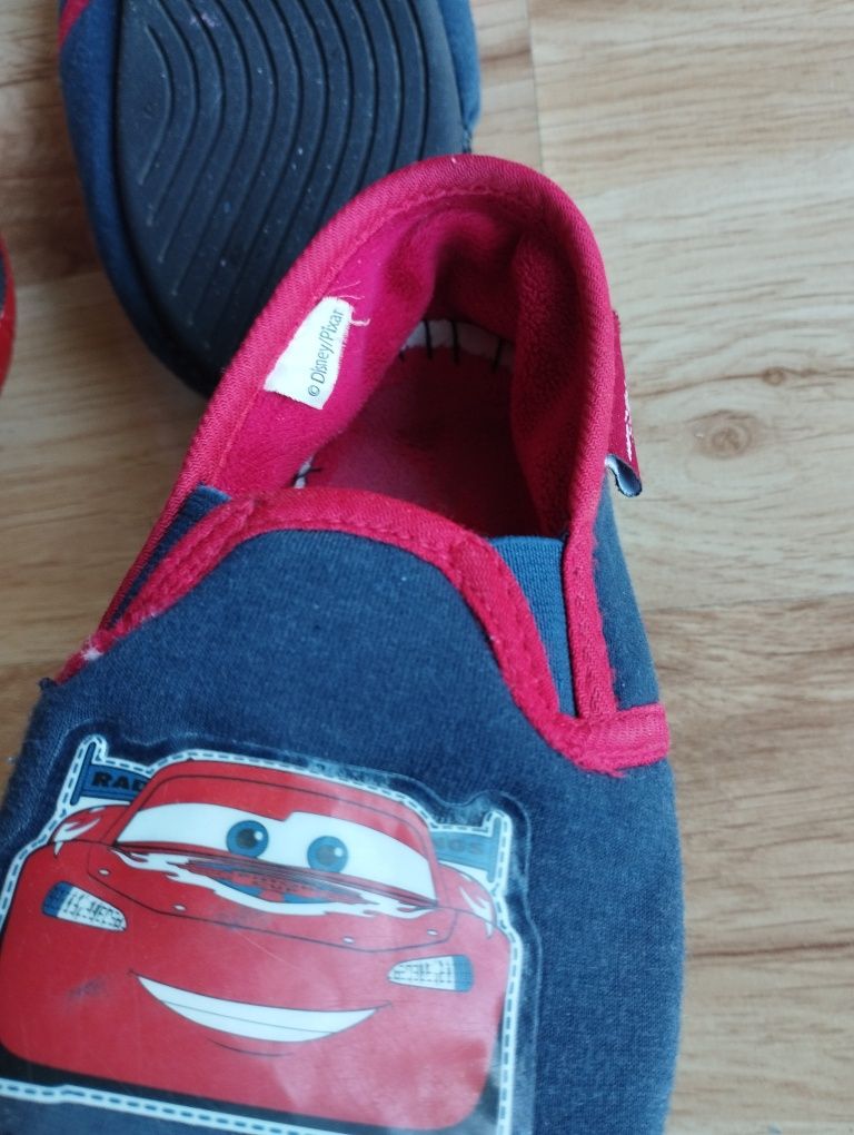 Kapcie dla chłopca i samochód