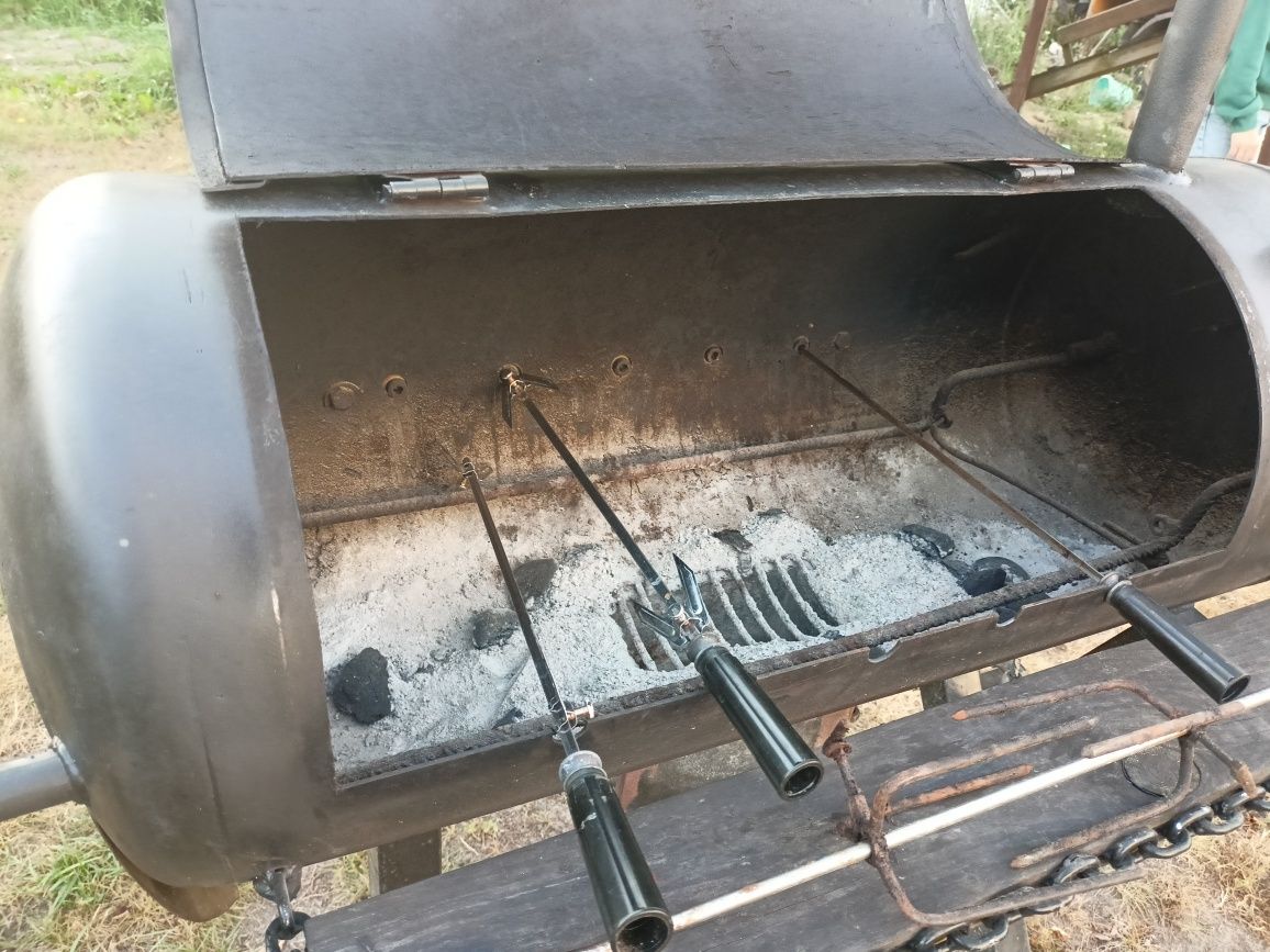 Grill węglowy na kółkach z silnikiem 12V