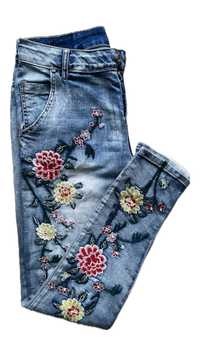 Oryginalne jeansy z haftem kupione we Włoszech rozmiar S