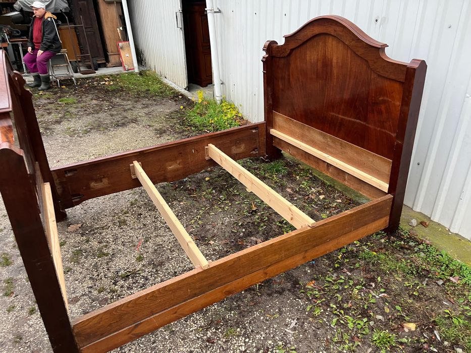 Stare łóżko Biedermeier .