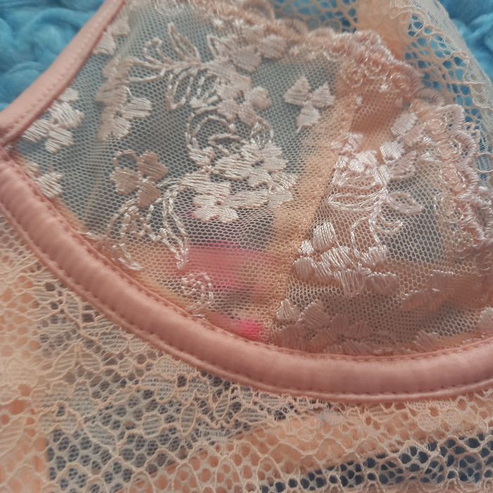 Piękny biustonosz koronkowy morelowy stanik