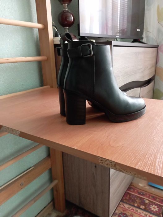 Стильні зручні шкіряні ботильони черевики