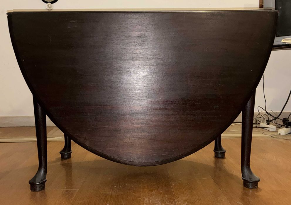 Mesa de jantar em madeira escura