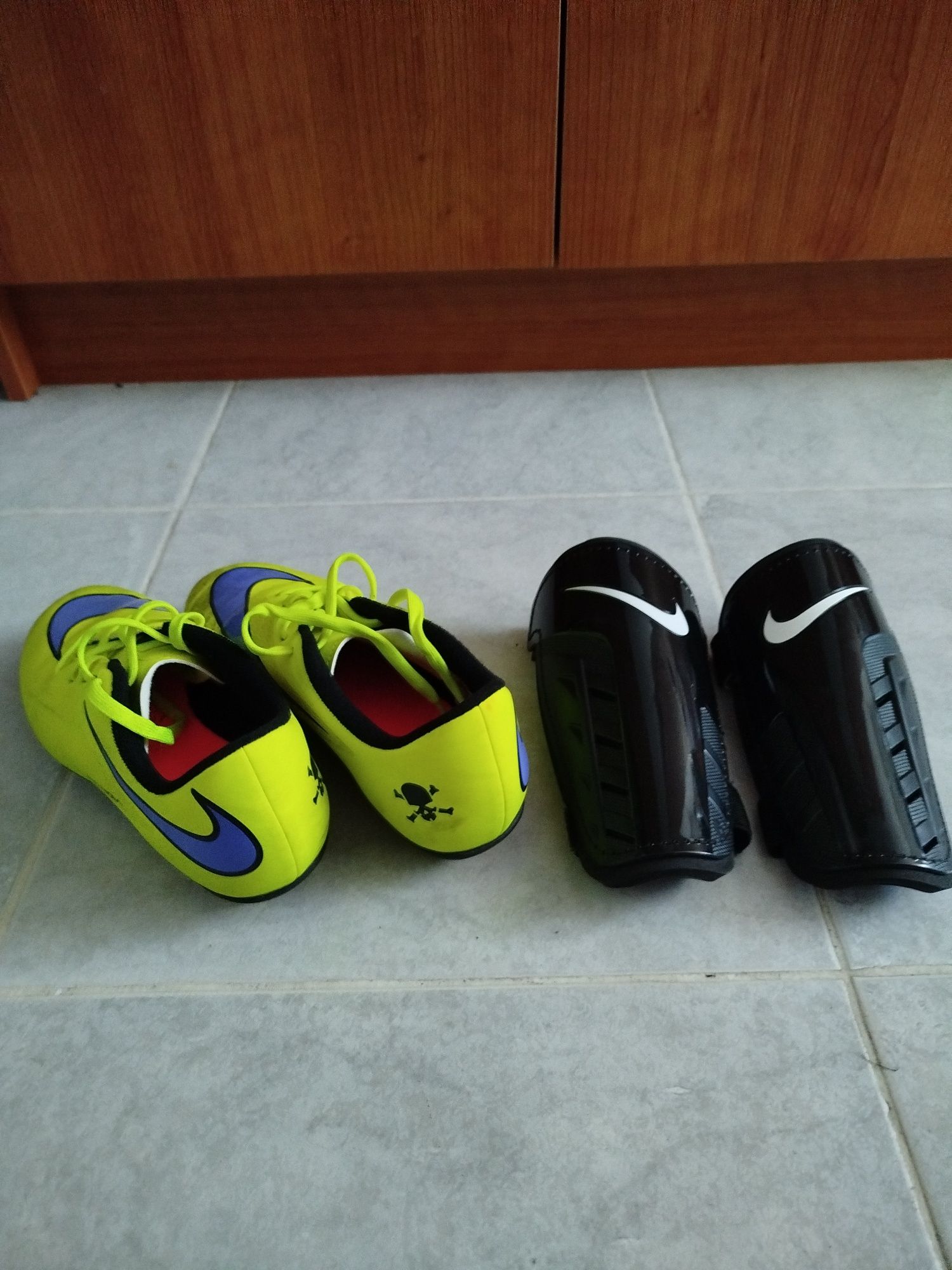 Chuteiras e caneleiras.  .