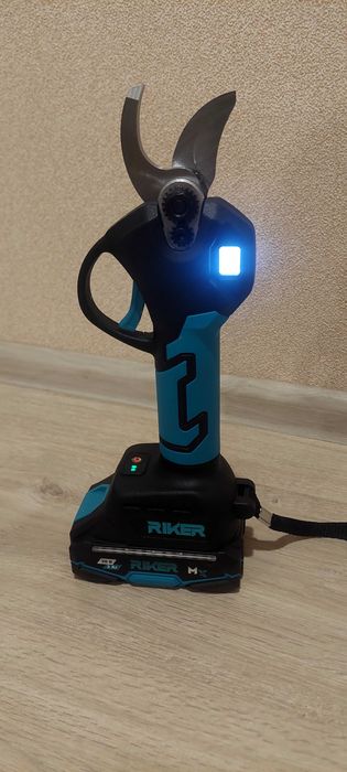 Секатор акумуляторний Riker