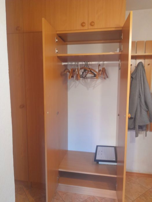 Szafa jasna do przedpokoju