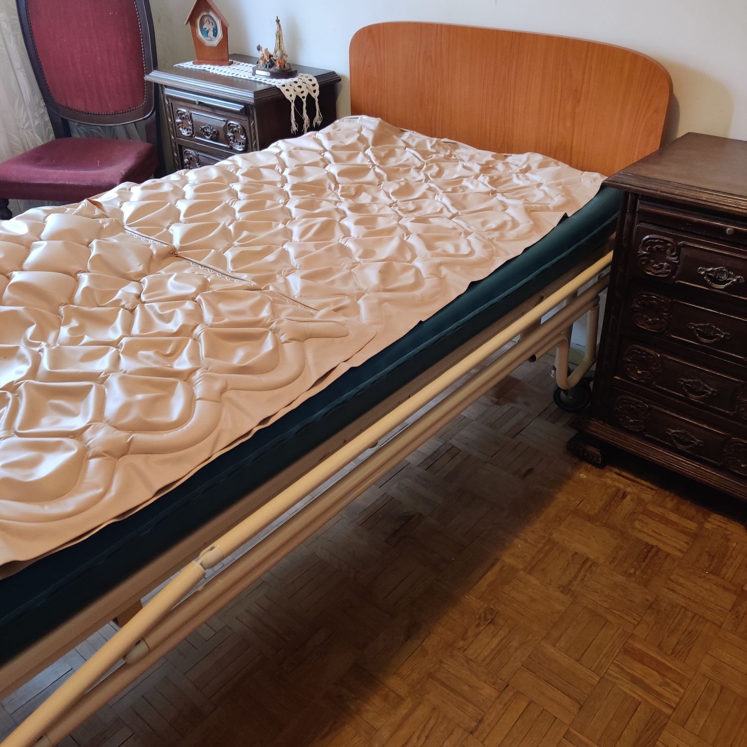 Cama articulada com comando manual