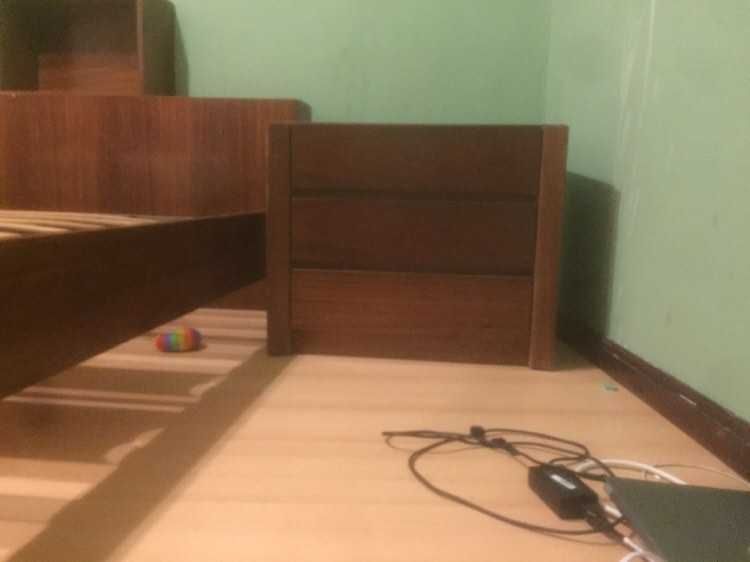 Cama e 2 mesas de cabeceira