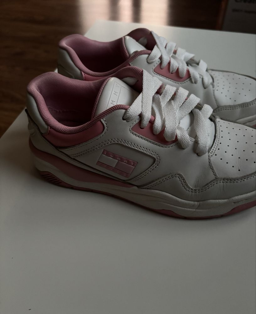 Białe damskie sneakersy Tommy Jeans