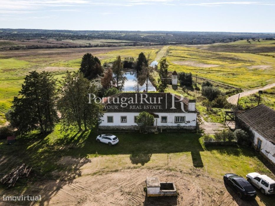 Quinta com casa de habitação T5 e diversas construções