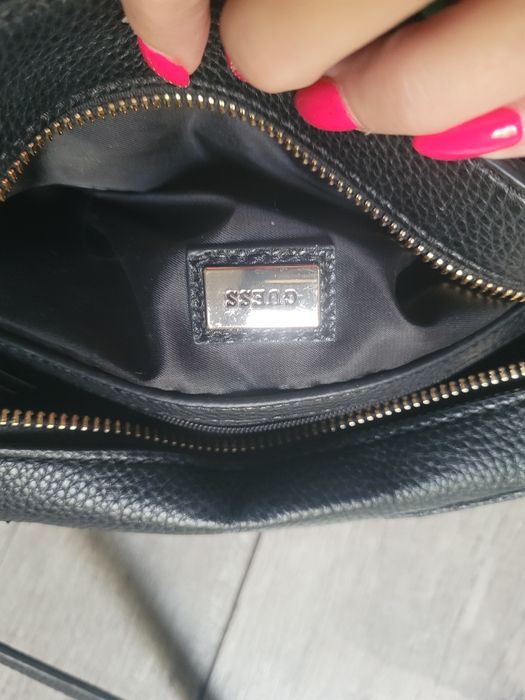 Czarna torebka Guess