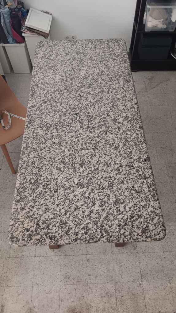 Mesa com tampo em pedra