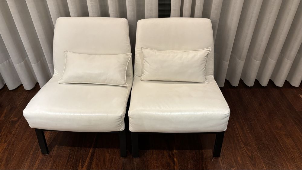 SOFÁ  (2.35X0.95) + 2 CADEIRÕES (.60) EM PELE BRANCA