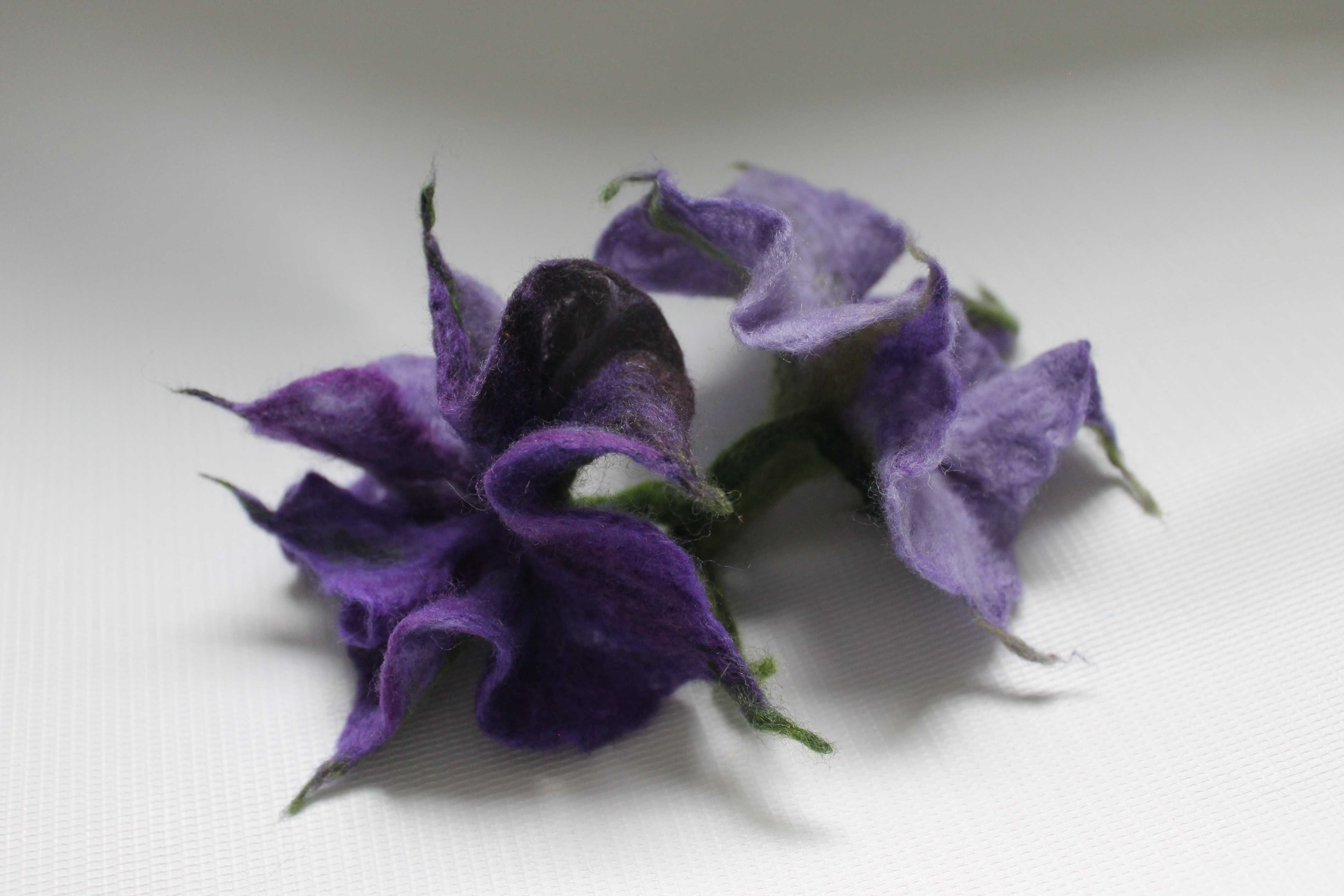 Брошка валяна "Квітка фіолетова"