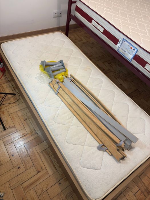 Cama individual com colchão