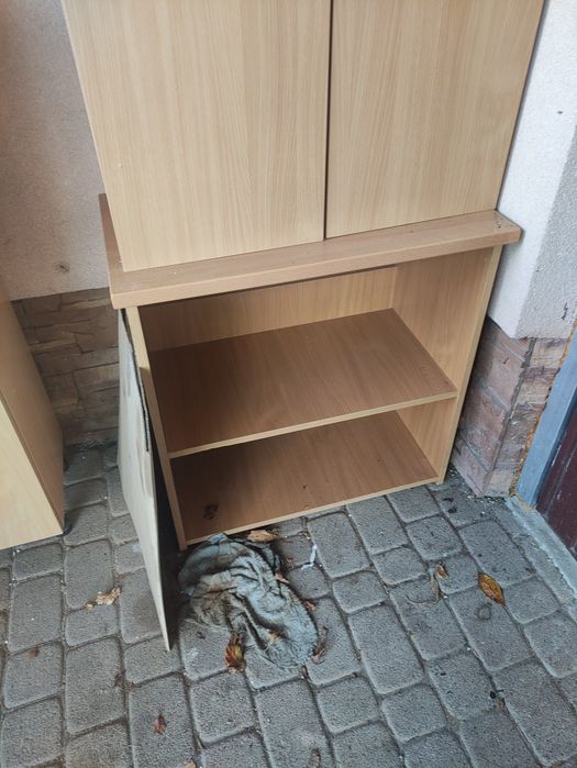 Szafki po 50zł sztuka, z drzwiczkami, na klucz, z nóżkami