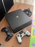 PS4 Pro 1TB e dois comandos Versão 12