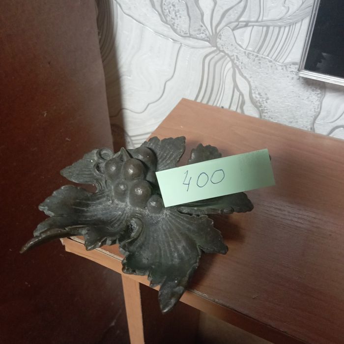 Попільнички,статуетки, підсвічники -бронзові.