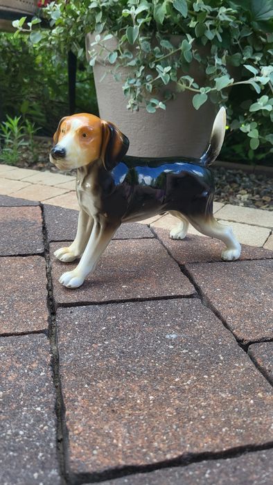 Duża porcelanowa figurka pieska Neundorf