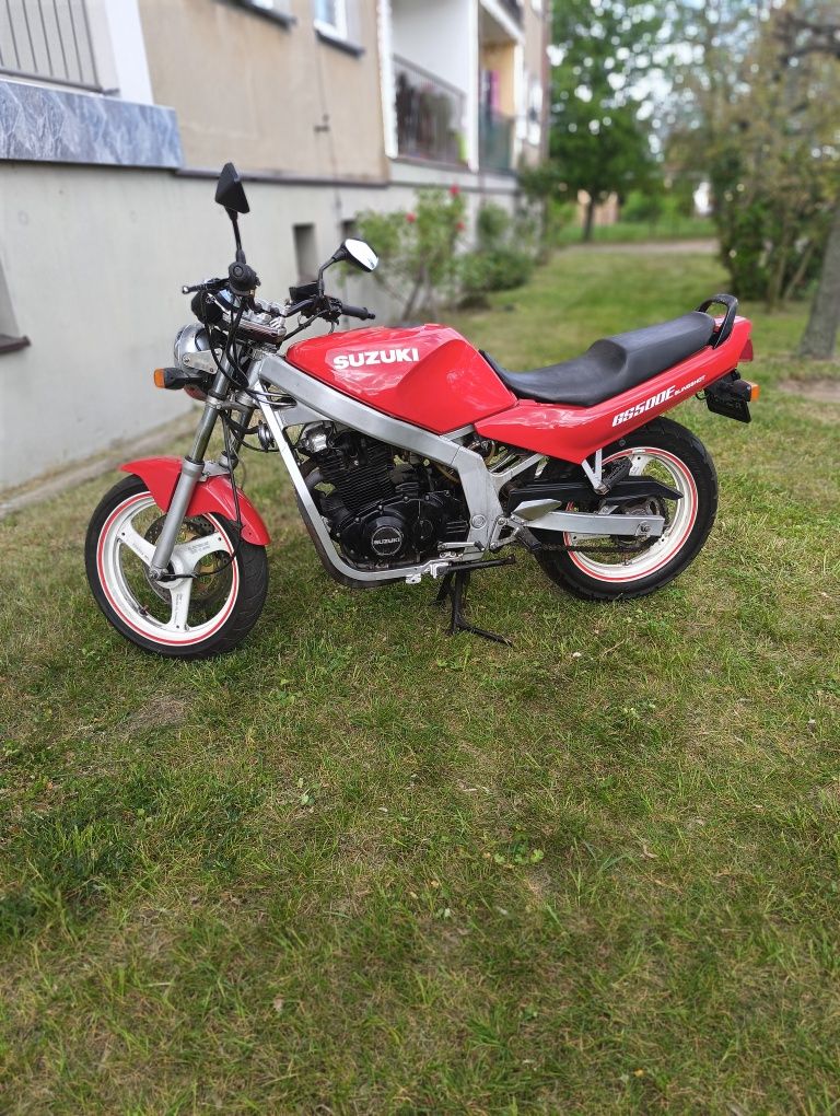 Czerwony motocykl Suzuki GS 500