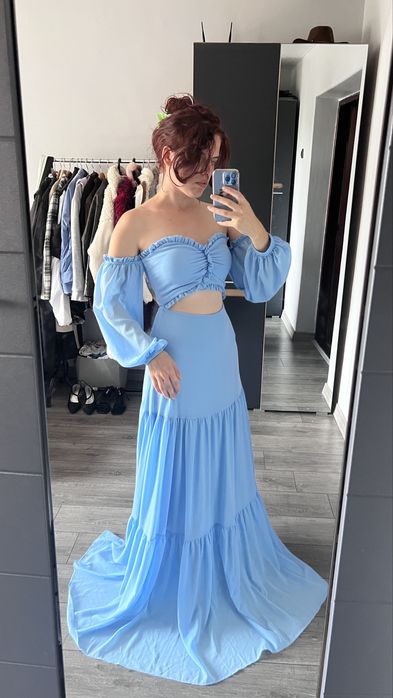 Святкове плаття зі шлейфом і обʼємними рукавами